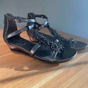 Pewter Reaction Kenneth Cole ankle strap sandals w/ sparkly detail sz 8